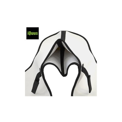 Coletes brancos com linhas pretas e alças ajustáveis em fundo branco com logótipo iQuus