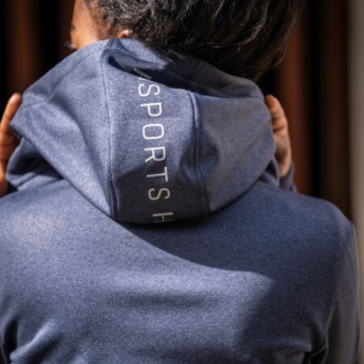 Casaco com capuz azul escuro com texto SPORTS H impresso no capuz