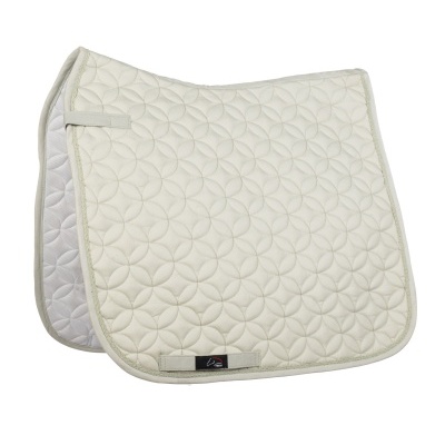 Tapete de sela creme acolchoado com etiqueta preta