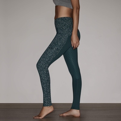 Leggings desportivas verdes com padrão branco usadas por mulher