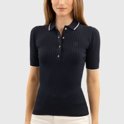 Polo feminino azul escuro canelado com gola e punhos bordados de branco e calças claras