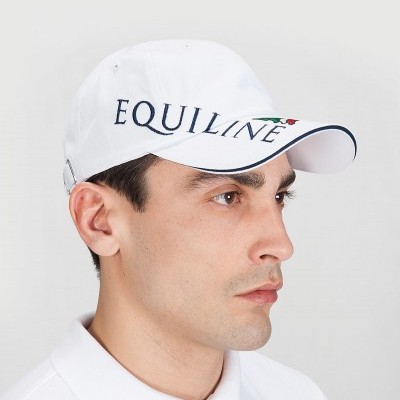 Boné branco com texto EQUILINE azul e logótipo colorido, usado por homem em camisa branca