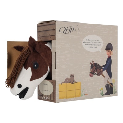 Brinquedo cavalo de pau em caixa de cartão decorada com ilustração e texto.