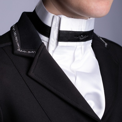Blazer preto com detalhes brilhantes e camisa branca com colarinho alto e faixa preta