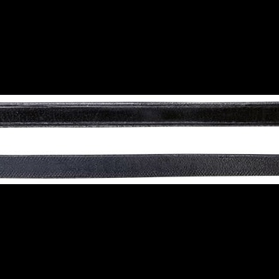 Cinto fino preto de pele com fivela metálica prateada