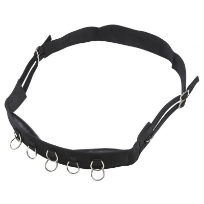 Cinto preto ajustável com argolas metálicas