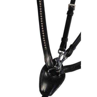 Produto em couro preto com tiras e fivelas metálicas prateadas e pedras brilhantes.