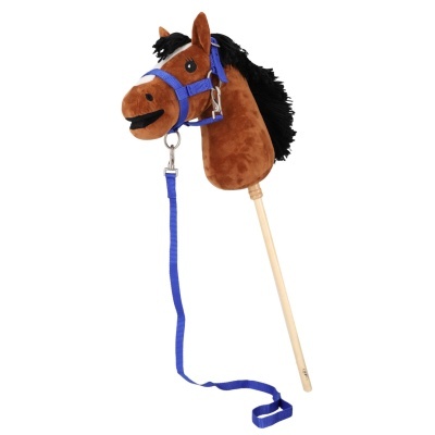 Cavalo de pau de peluche castanho com crina preta e cabresto azul