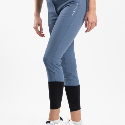 Calças de equitação azuis com punhos pretos e cinto preto e branco