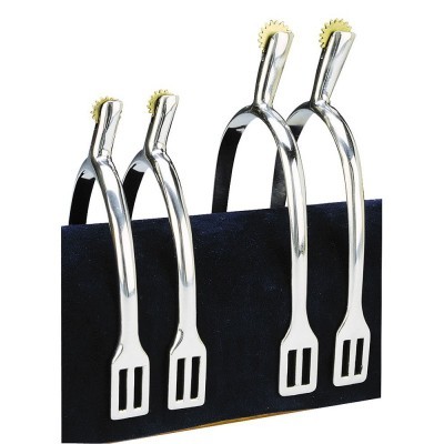 Quatro estribos metálicos prateados com detalhes dourados