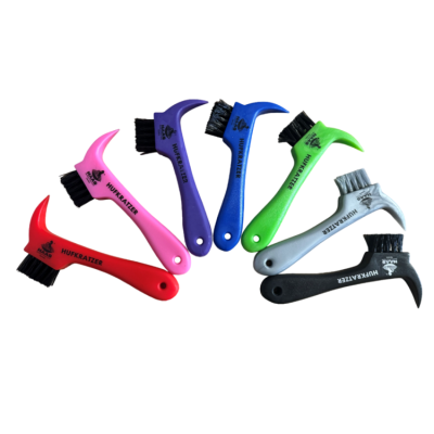 Seis escovas coloridas de cabo plástico com cerdas pretas e inscrição HUFKRATZER