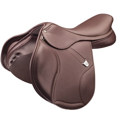 Sela de cavalo castanha em couro com ferragens metálicas