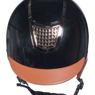 Capacete preto com ventoinha dourada e aba castanha com alça preta