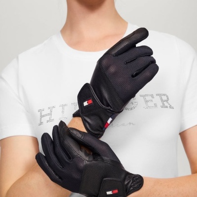 Par de luvas pretas texturizadas com logo Tommy Hilfiger e t-shirt branca HILFIGER.