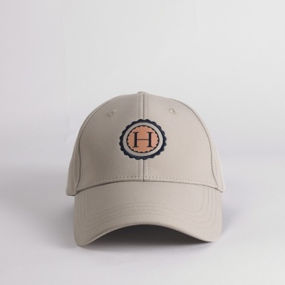 Boné bege com logótipo circular e letra H