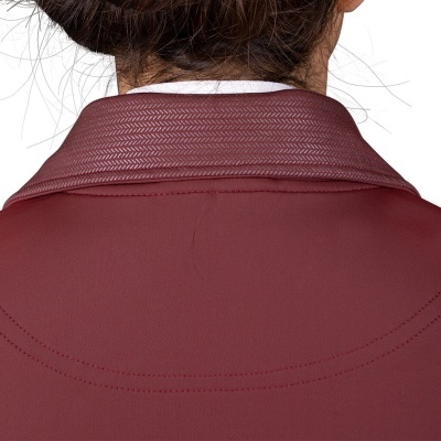 Parte superior traseira de casaco bordô com gola texturizada