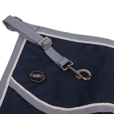 Manta azul escuro com detalhes cinzentos e branco e fivela metálica com emblema QHP
