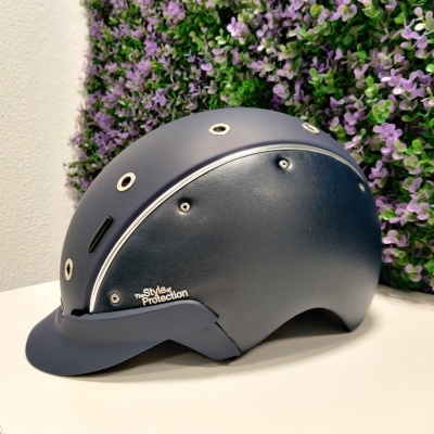 Capacete azul escuro com visor e aberturas circulares, texto Stylish Protection