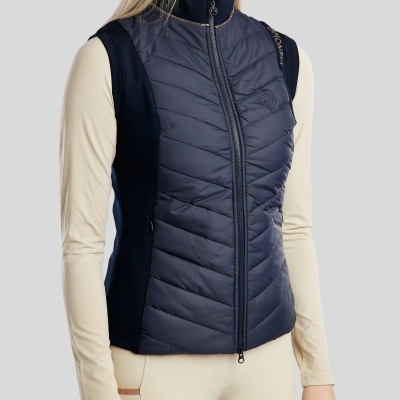 Colete feminino azul escuro com fecho de correr e gola alta