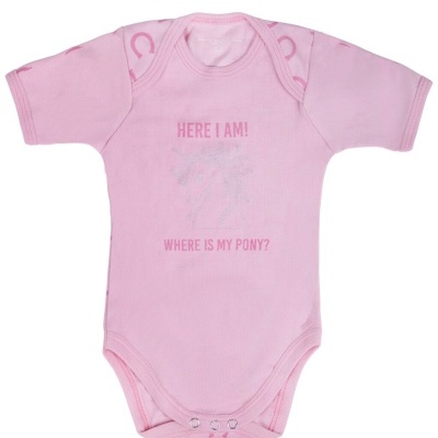 Body rosa para bebé com texto e ferraduras nas mangas