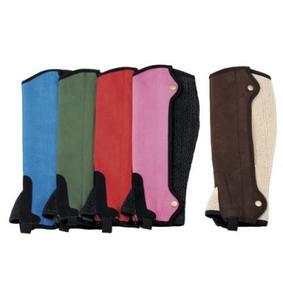 Perneiras de equitação em cinco cores diferentes sobre fundo branco