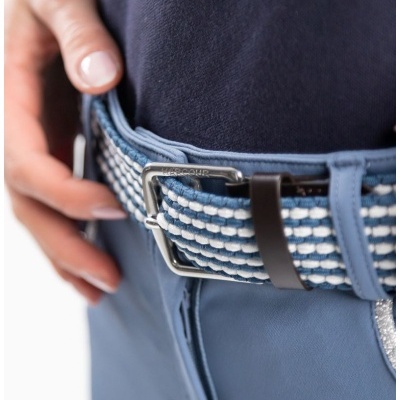 Cinto trançado azul claro e branco com fivela prateada em calças azuis e mão a segurá-lo