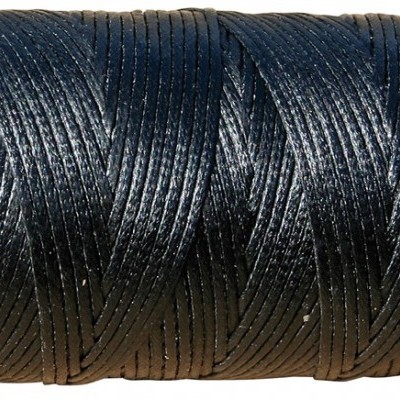 Carretel de linha preta brilhante entrelaçada