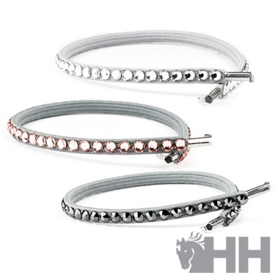 Três pulseiras elásticas com pedras brilhantes em branco, rosa e cinzento sobre fundo branco