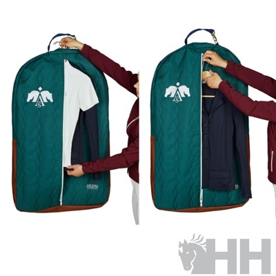 Duas capas de proteção para roupa em tecido verde escuro com padrão e fecho branco, com roupas penduradas dentro.