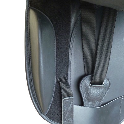 Parte de uma sela de equitação preta com correias e texturas de couro.