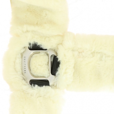Atadura felpuda branca com fecho metálico prateado e detalhe em couro preto
