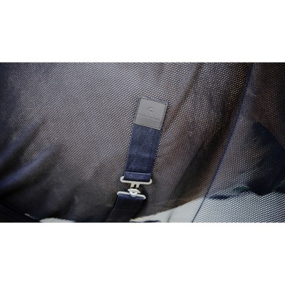 Rede preta com cinta azul e etiqueta com texto equipment