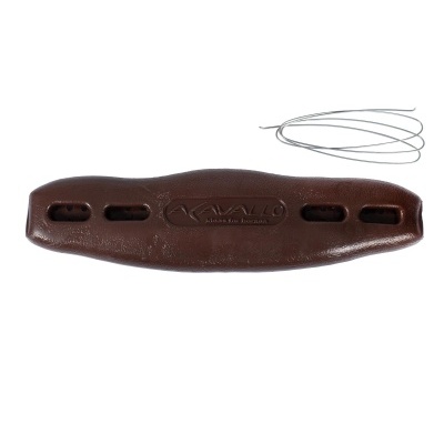 Peça de montaria em couro castanho com texto Cavalho