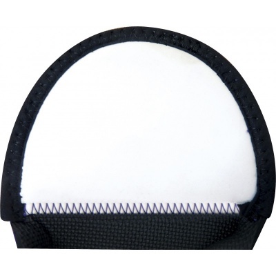 objeto semicircular branco com borda preta costurada e base têxtil preta