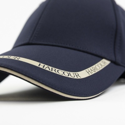 Boné desportivo azul escuro com fita bege e texto HARCOUR