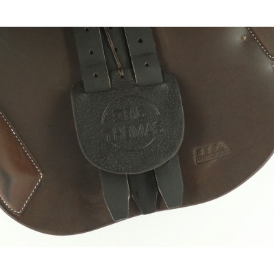 Sela de equitação em couro castanho com detalhes em couro preto e texto gravado