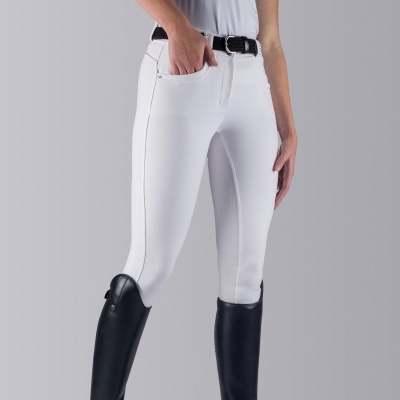 Calças de equitação femininas brancas com botas pretas em fundo cinza