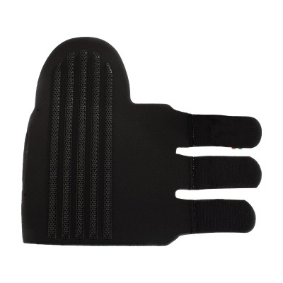 Manga preta para dedo com aberturas e linhas verticais