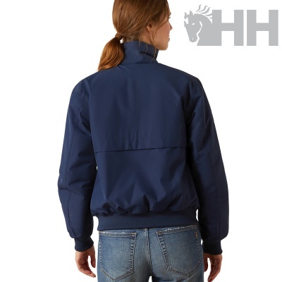 Casaco azul escuro para senhora visto pelas costas com jeans azuis e logótipo cinzento HH.