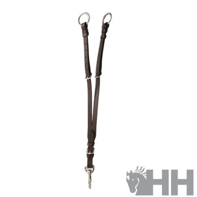 Correia de pele castanha com fivelas metálicas prateadas e argolas sobre fundo branco