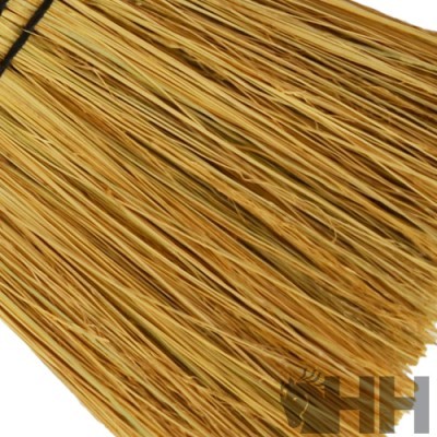 vassoura tradicional de fibras naturais castanhas com cordão preto