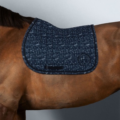 Tapete de sela azul escuro acolchoado com padrão floral sobre cavalo castanho