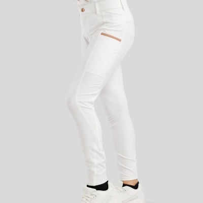 Calças justas brancas com bolso lateral castanho e sapatos desportivos brancos