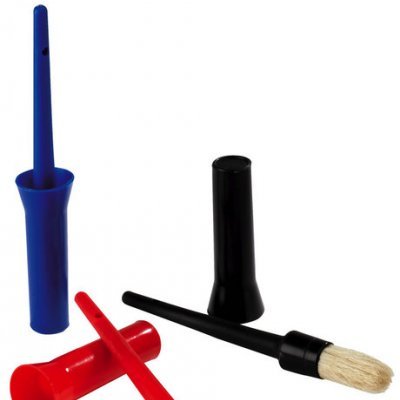 Quatro pincéis com cabos coloridos e cerdas brancas em fundo branco