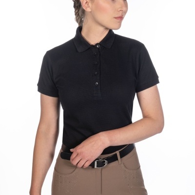 Mulher com polo preta, calças bege, cinto preto e boné bege