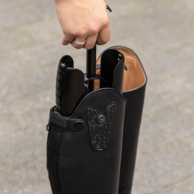 Botas de couro preto com suporte plástico para manter a forma