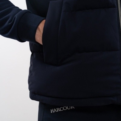 Casaco acolchoado azul escuro com bolso e calças azuis escuras com texto HARCOUR