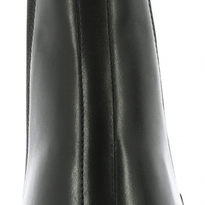 Botas pretas de couro vista traseira com tira de tecido