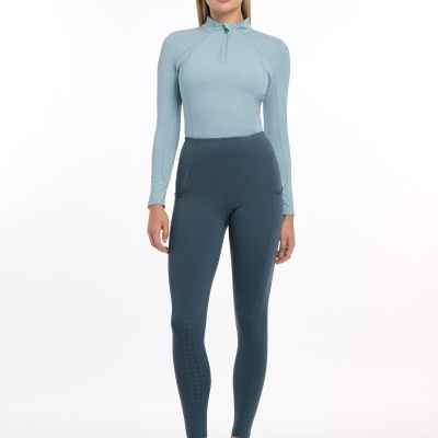 Conjunto desportivo azul com top e leggings e ténis brancos e azuis