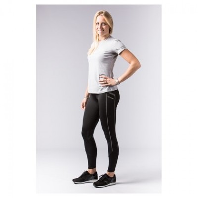 Mulher com roupa desportiva em fundo branco